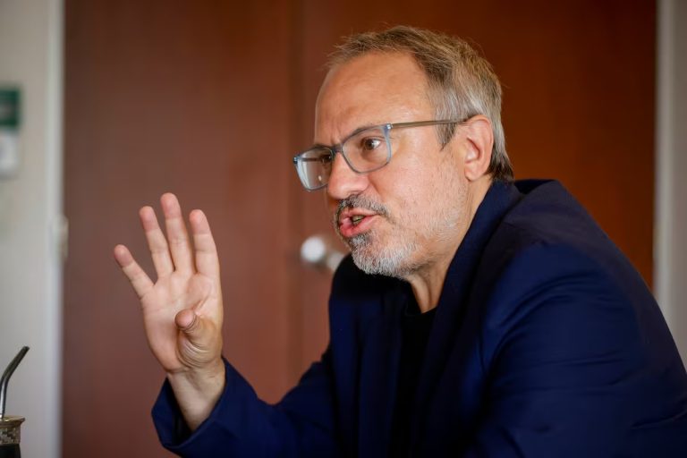 Multan a Diego Valenzuela por la pauta oficial justo cuando suena para el Gobierno nacional