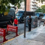 Adorni, cercado por escándalos: departamentos, préstamos familiares y 60 policías para custodiar su casa tensan la relación con Karina