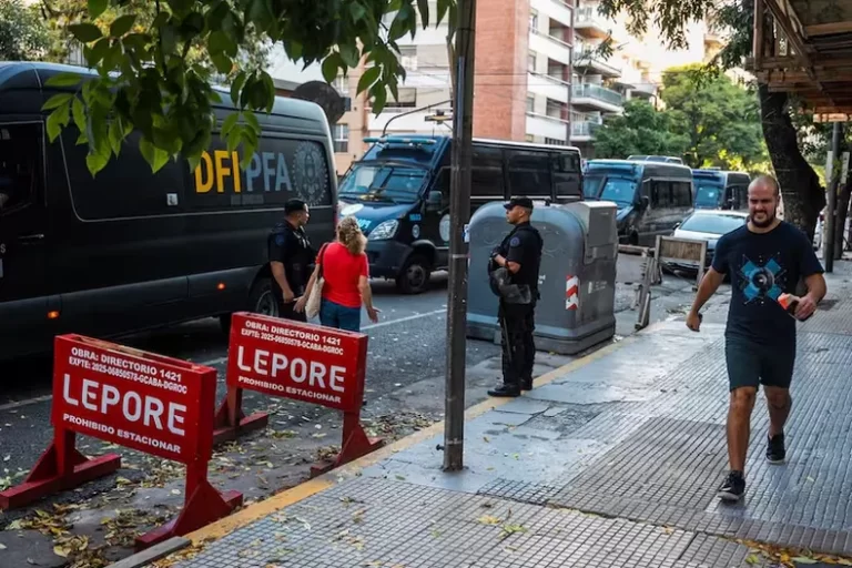 Adorni, cercado por escándalos: departamentos, préstamos familiares y 60 policías para custodiar su casa tensan la relación con Karina