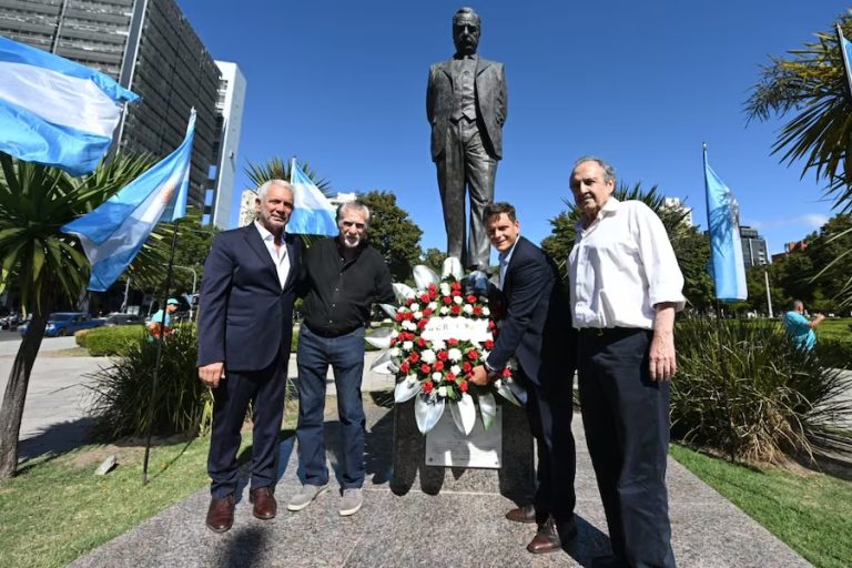 En el peronismo ya miran con simpatía a los radicales: Alak homenajeó a Alfonsín y habló de “consensos amplios”