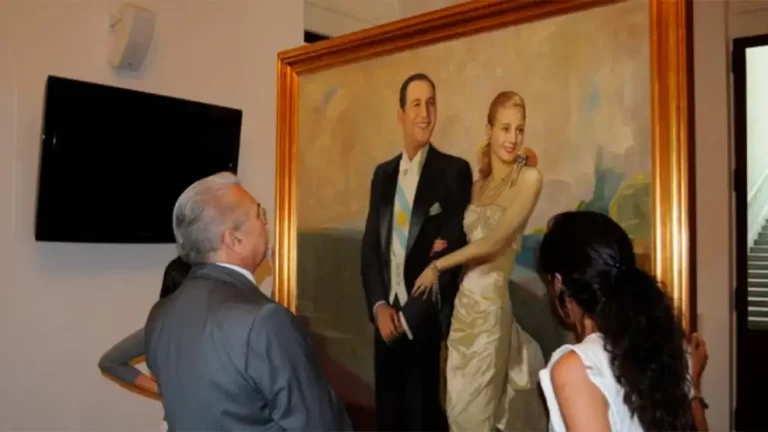 Cuadros afuera, departamentos adentro: el Gobierno retira a Perón y Evita de la Rosada mientras Adorni suma explicaciones sobre sus propiedades