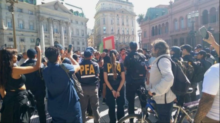 Protesta incómoda, solución rápida: desalojaron el reclamo por discapacidad en Plaza de Mayo