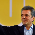 Massa juega al fútbol con intendentes y activa el operativo “todavía estoy acá” en un peronismo sin dueño