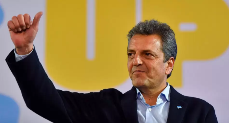 Massa juega al fútbol con intendentes y activa el operativo “todavía estoy acá” en un peronismo sin dueño