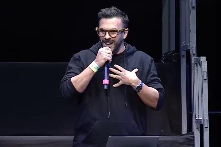 Abuchearon a un influencer financiero en una escuela tras defender el ajuste de Milei