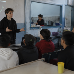 Del trading al territorio: el streamer libertario que terminó dando talleres en un comedor de Merlo