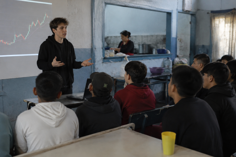 Del trading al territorio: el streamer libertario que terminó dando talleres en un comedor de Merlo