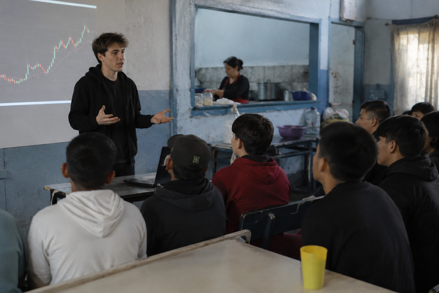 Del trading al territorio: el streamer libertario que terminó dando talleres en un comedor de Merlo