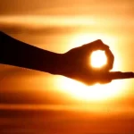 “Tomar sol por el ano”: la práctica new age que llegó a la Argentina y ya preocupa a médicos por quemaduras y consultas insólitas