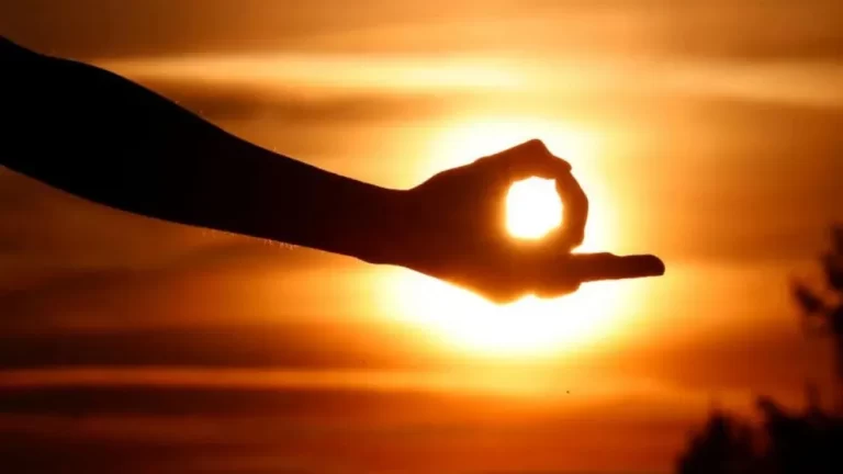 “Tomar sol por el ano”: la práctica new age que llegó a la Argentina y ya preocupa a médicos por quemaduras y consultas insólitas
