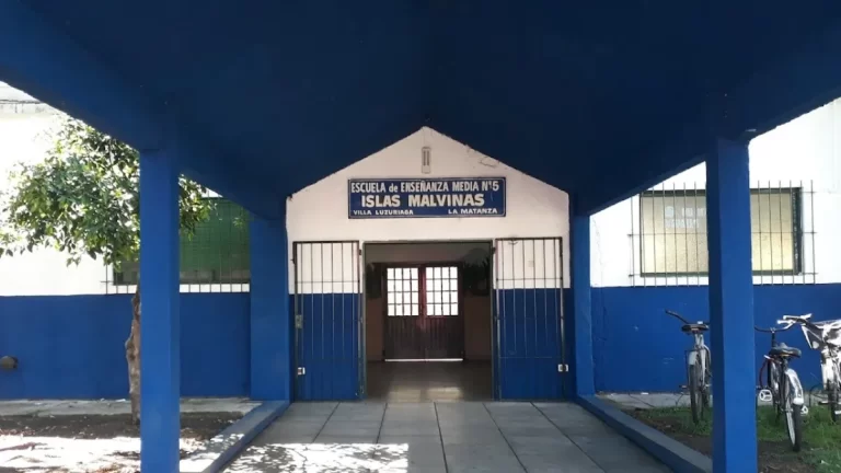 Baño mixto, denuncias de abuso y tensión en una escuela de La Matanza: crece el escándalo en Villa Luzuriaga