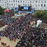 Morón tuvo su postal patriótica: miles de chicos prometieron fidelidad a la Bandera en una Plaza San Martín desbordada