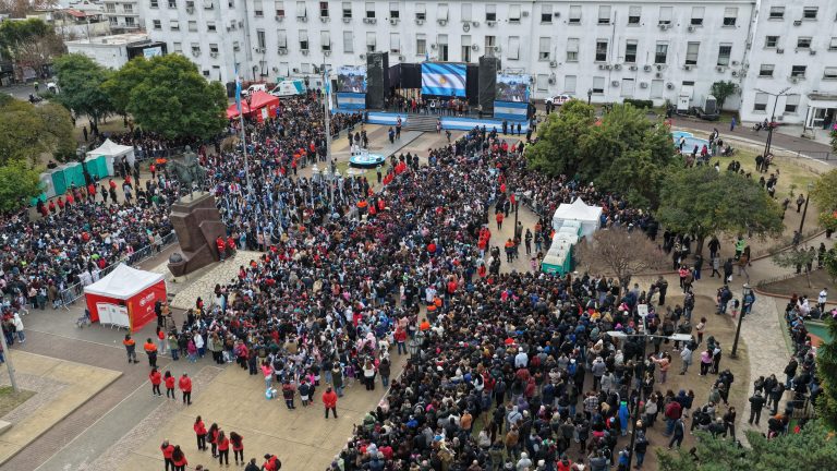 Morón tuvo su postal patriótica: miles de chicos prometieron fidelidad a la Bandera en una Plaza San Martín desbordada