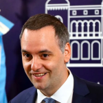 Adorni declaró inmuebles, dólares en efectivo y una cuenta en Estados Unidos: crecen las preguntas sobre el patrimonio del vocero presidencial