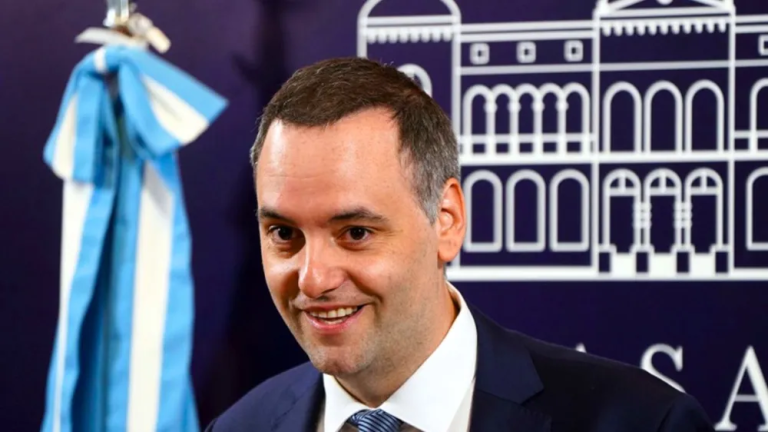 Adorni declaró inmuebles, dólares en efectivo y una cuenta en Estados Unidos: crecen las preguntas sobre el patrimonio del vocero presidencial