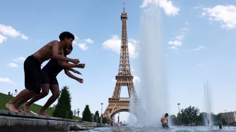 Francia al borde del horno nuclear: una central tuvo que frenar por el calor de los ríos y la ola extrema ya dejó 40 muertos