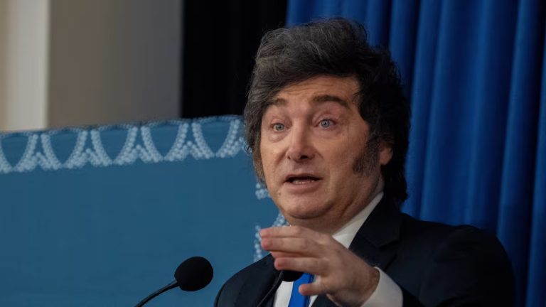 Se terminó el Mundial y empezó la pesadilla: Milei va por la reelección entre fábricas cerradas, bolsillos vacíos y una guerra en el Congreso