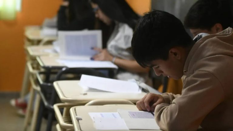 Tres de cada cuatro jóvenes terminan la secundaria, pero entre los más pobres solo lo logra el 60%