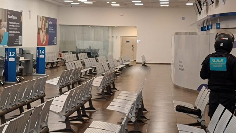 Entró al banco por una tarjeta, comió un chipá y terminó en la morgue: el trámite que salió definitivamente mal