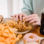 El enemigo que llega en el plato: los alimentos que disparan los triglicéridos y pueden arruinar hasta la vida sexual