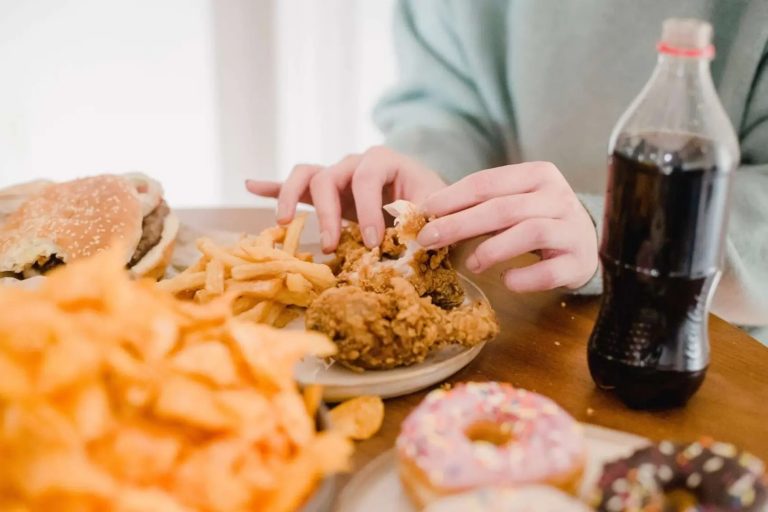 El enemigo que llega en el plato: los alimentos que disparan los triglicéridos y pueden arruinar hasta la vida sexual