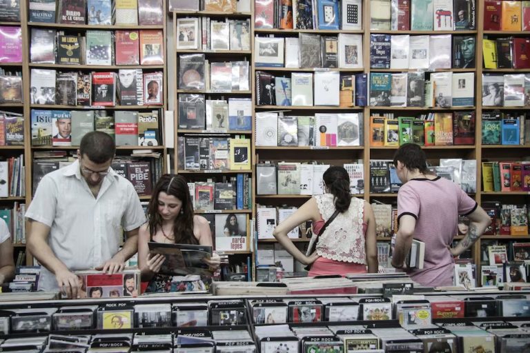 Milei ahora va por las librerías: el Gobierno prepara una desregulación que podría rematar una industria ya devastada