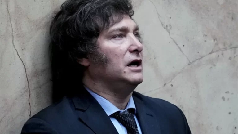 Milei se quedó sin épica y el Gobierno ya tiene olor a despedida: las encuestas que anticipan el final del experimento