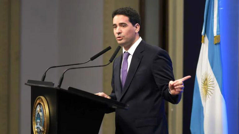 El Gobierno lanza el “plan buenas noticias” mientras el nuevo vocero recomienda abrigarse para pagar el gas