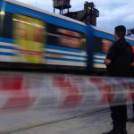 Drama en el Sarmiento: una formación embistió a un hombre en Flores y crece una versión insólita sobre el maquinista