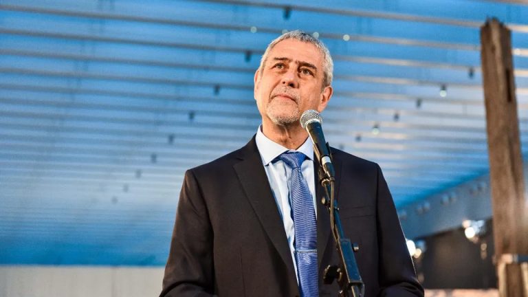 Dejó Avellaneda en manos de su esposa y salió de gira: Ferraresi ya se prueba el traje de gobernador