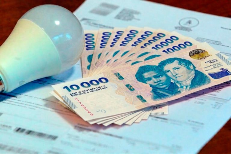 El infierno libertario llegó con boleta y código de barras: tarifas de casi $300.000 y jóvenes sepultados por las deudas