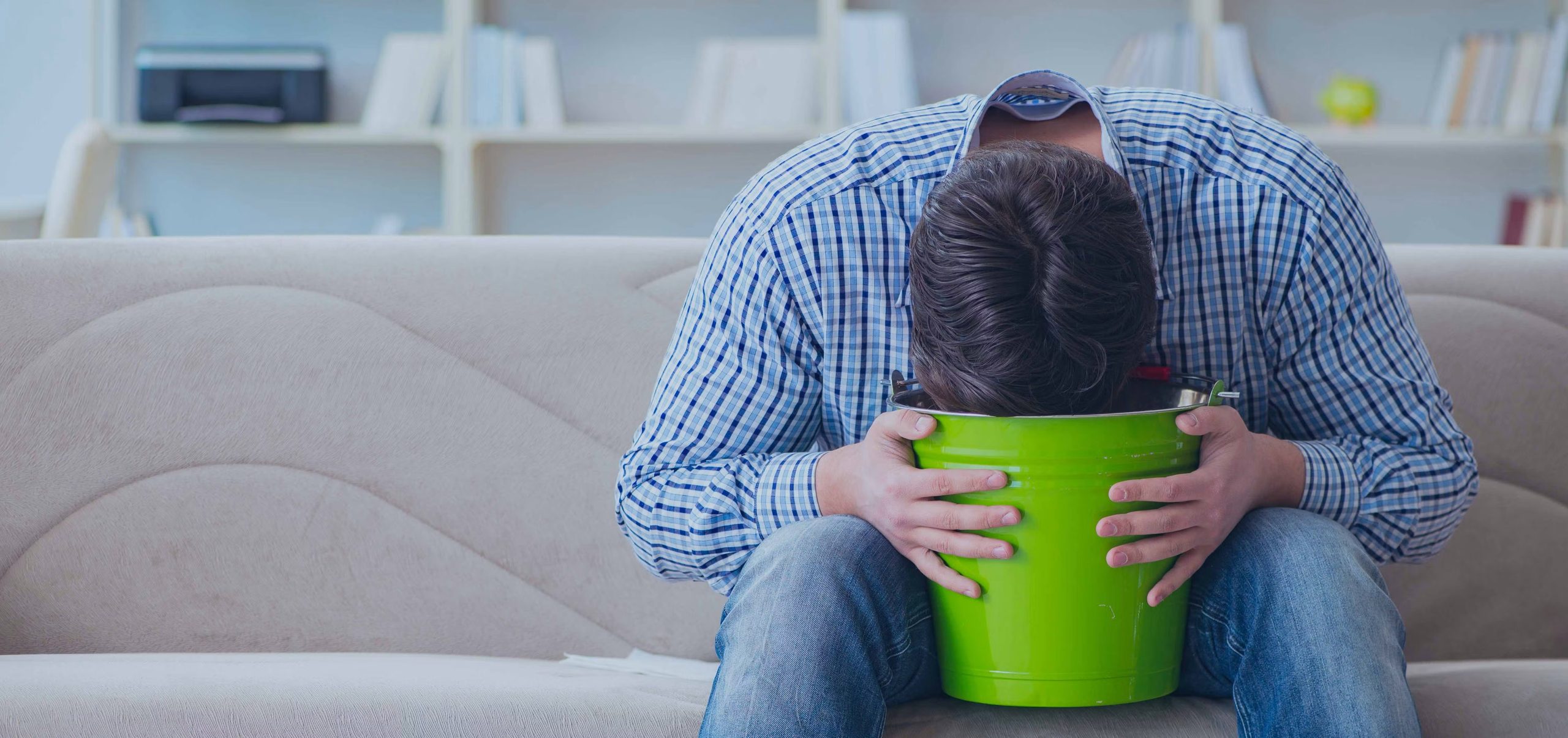 ¿Es posible vomitar materia fecal? El rarísimo cuadro médico detrás de una de las peores pesadillas intestinales