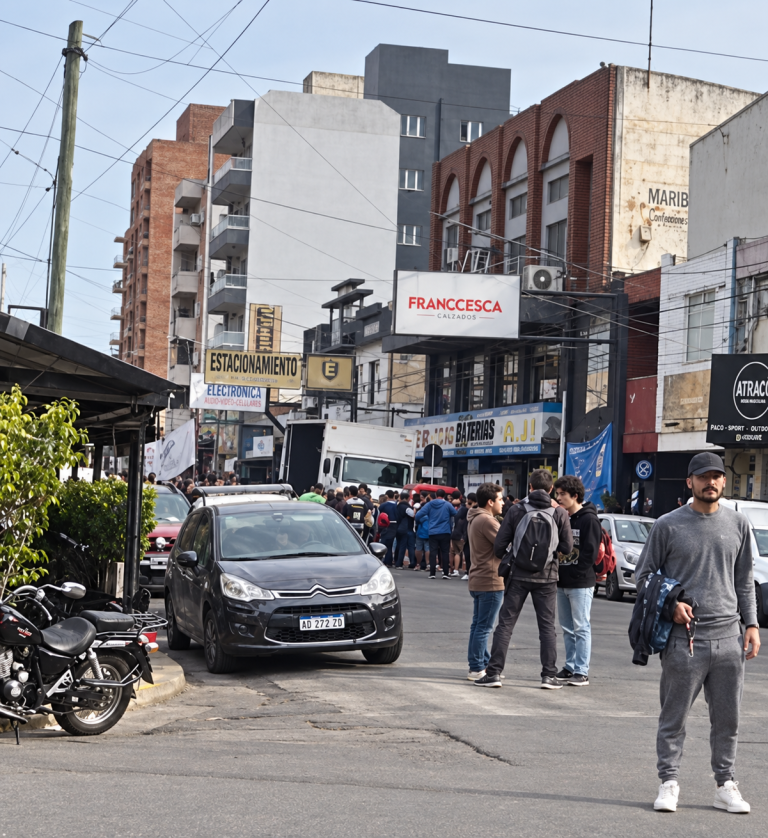 Sabbatellistas y Camioneros cortaron una calle clave de Morón y complicaron a los vecinos en plena tarde del viernes