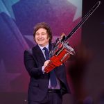 La motosierra llegó al motor: la economía habría tocado su peor nivel de 2026 y el “milagro” entró en terapia intensiva