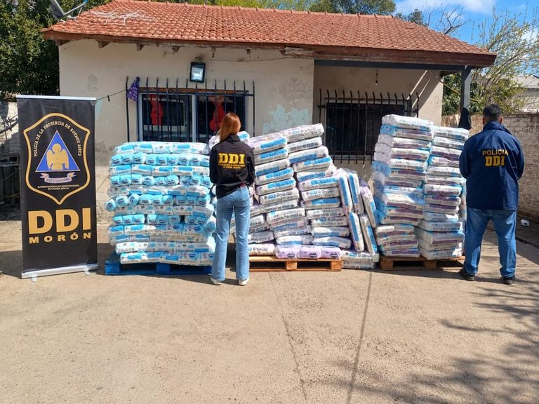 Secuestraron a dos choferes durante horas para robar un camión de pañales: el nuevo oro blanco del Conurbano