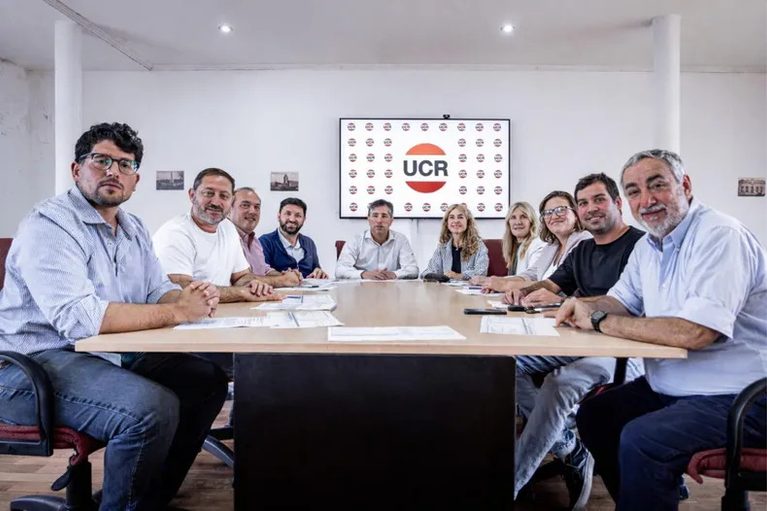 La UCR bonaerense estalló por la conducción de sus intendentes: 13 a 13, una abstención y una interna sin salida