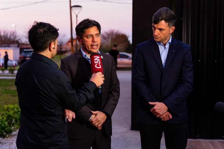 Kicillof desembarcó con medio gabinete en Morón y convirtió a Lucas Ghi en su hombre fuerte para la pelea de 2027