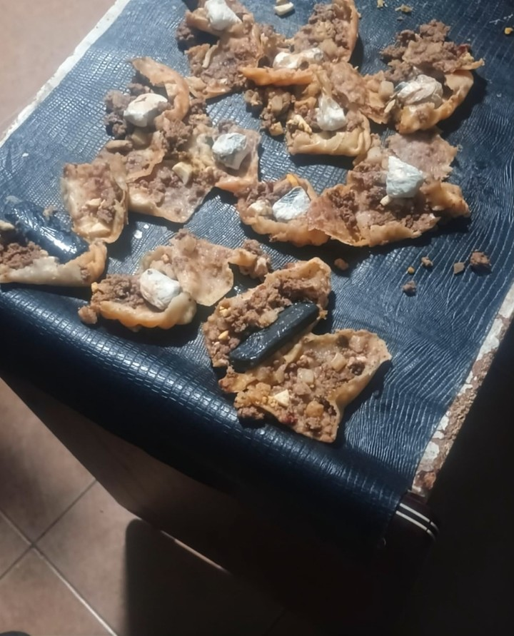 Intentó meter cocaína y marihuana en una comisaría dentro de once empanadas de carne