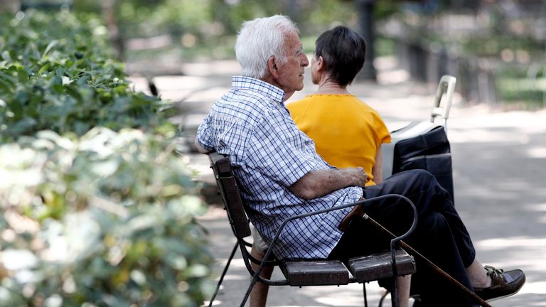 Una pareja de jubilados necesita $2,5 millones por mes para seguir viva y pagar el alquiler