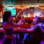 Un bar lésbico aflojó el barbijo por una noche y casi provoca una purga ideológica