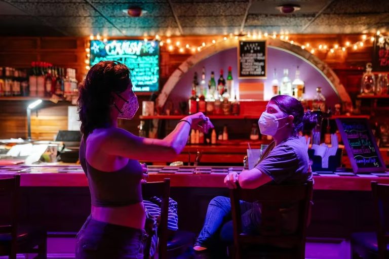 Un bar lésbico aflojó el barbijo por una noche y casi provoca una purga ideológica