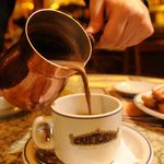 Tragedia en el Café Tortoni: le aseguraron dos veces que los churros no tenían maní, los comió y murió