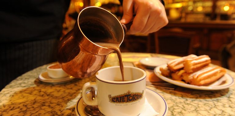 Tragedia en el Café Tortoni: le aseguraron dos veces que los churros no tenían maní, los comió y murió