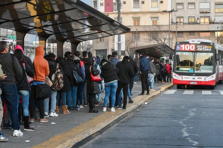 La crisis de Milei llegó al transporte: colectivos que desaparecen, pasajeros desesperados y el regreso del caballo al conurbano