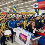 Compró un televisor, no se lo quisieron cambiar y volvió al supermercado con una barrabrava