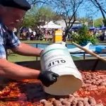 El banquete del glifosato: sirvieron comida en baldes de agroquímicos y una fiesta popular terminó en escándalo nacional
