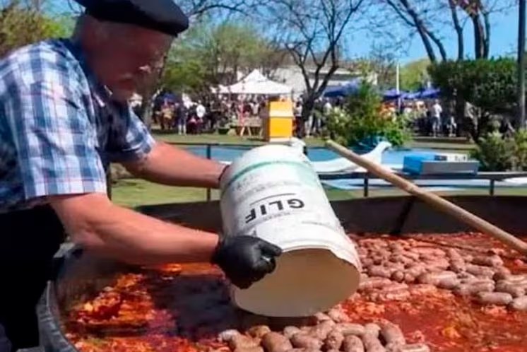 El banquete del glifosato: sirvieron comida en baldes de agroquímicos y una fiesta popular terminó en escándalo nacional