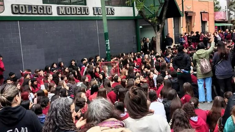 Escándalo en los colegios: la inteligencia artificial ya desnuda alumnas y la Justicia todavía está buscando el botón de encendido