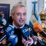 Cansado de tapar el sol con la mano, Javkin da los primeros pasos para legalizar Uber en Rosario