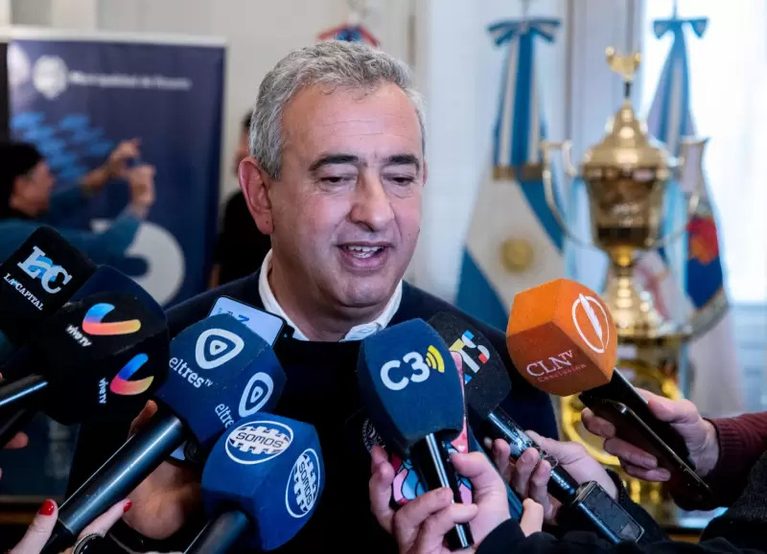 Cansado de tapar el sol con la mano, Javkin da los primeros pasos para legalizar Uber en Rosario